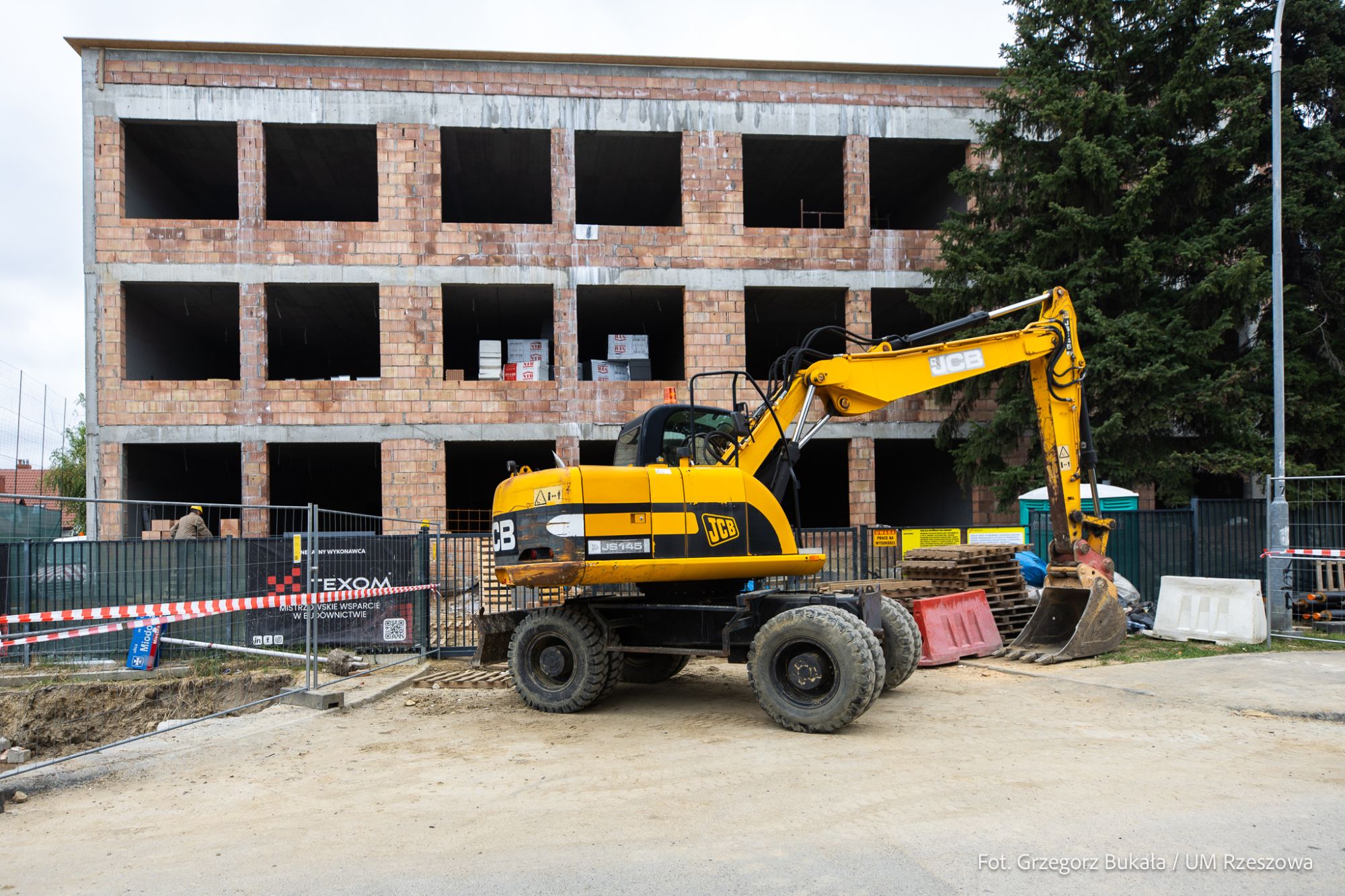 zdjęcie z terenu budowy rzeszowskiej szkoły Podstawowej nr 21 przy ul. Miodowej, fot. Grzegorz Bukała, Urząd Miasta Rzeszowa
